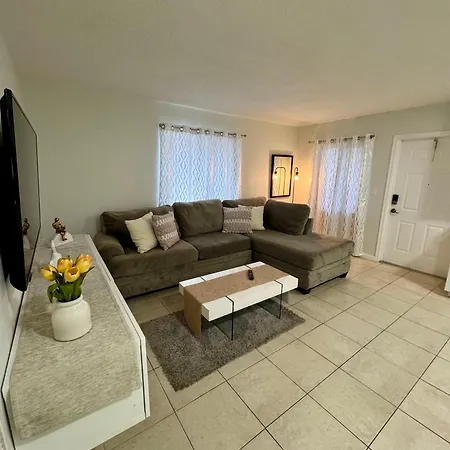 Apartment In Hollywood Close To Beach & Shops 101